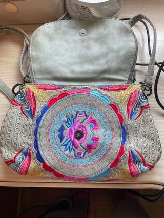 Bolso bandolera con flecos y bordados