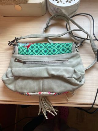 Bolso bandolera con flecos y bordados