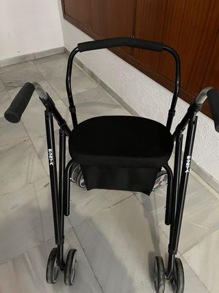 Andador con asiento y ruedas