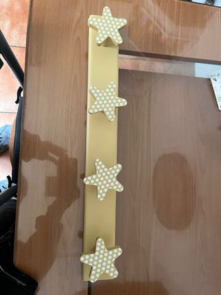 Perchero de pared con estrellas