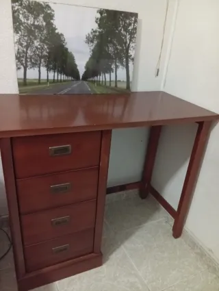 Escritorio de madera con cajones