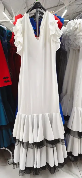 Vestido Flamenco Blanco con detalles negros...