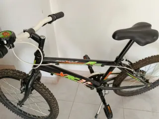 Bicicleta infantil negra,casi sin uso
