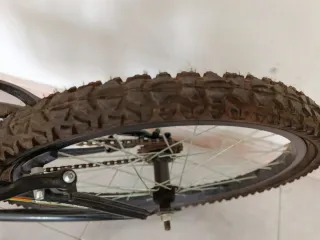 Bicicleta infantil negra,casi sin uso