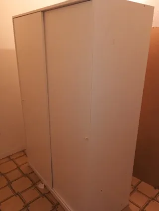 Guardaroba bianco con porte scorrevoli