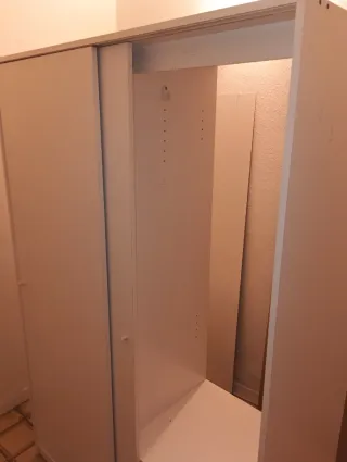 Guardaroba bianco con porte scorrevoli