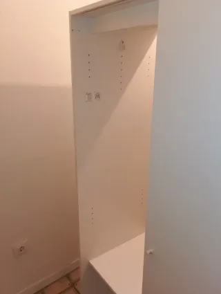 Guardaroba bianco con porte scorrevoli