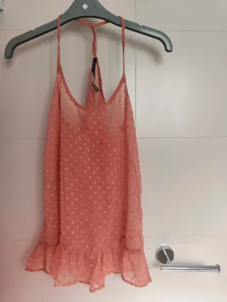 Blusa color salmon con topitos