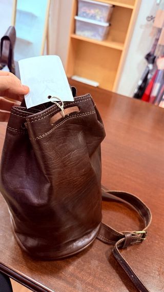 Bolso artesanal de cuero marrón