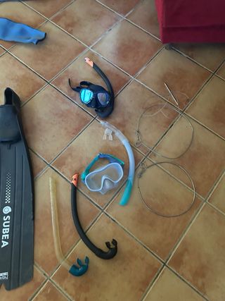 Traje de neopreno azul con capucha