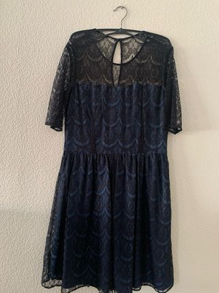 Vestido de encaje azul y negro