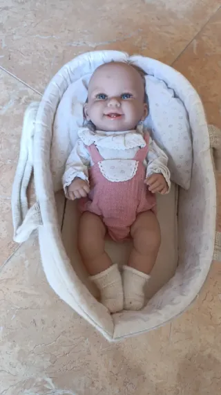 Muñeco bebé con canasto y ropa