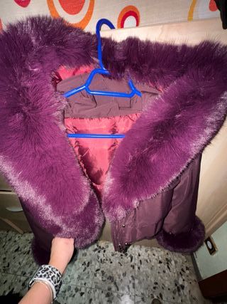 Chaqueta plumífera con capucha y pelo una puesta