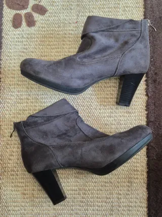 Stivaletti grigi con tacco