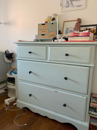 Cómoda antigua verde menta