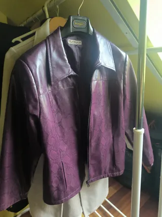 Chaqueta imitación piel berenjena