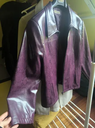 Chaqueta imitación piel berenjena