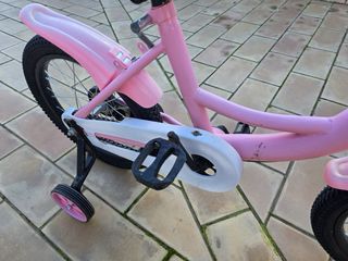 Bicicleta infantil rosa con ruedines