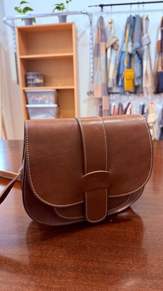 Bolso artesanal de cuero marrón