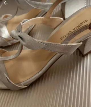 Sandalias Gloria Ortiz plateadas vestir
