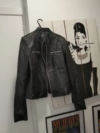 Cazadora de piel negra