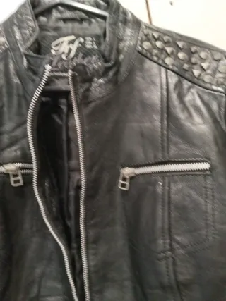 Cazadora de piel negra