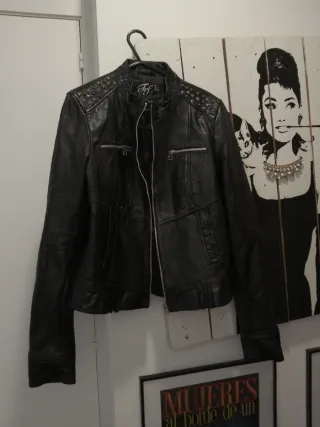 Cazadora de piel negra