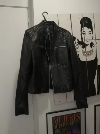 Cazadora de piel negra