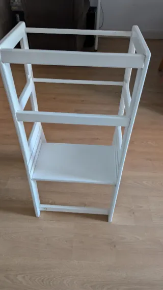 Torre de aprendizaje infantil blanca