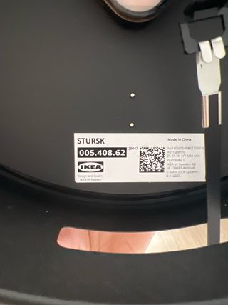 Reloj de pared negro Ikea con péndulo