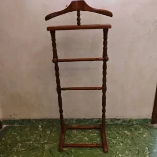 Galán de noche vintage de madera