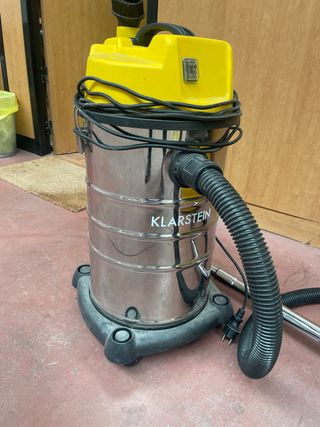 Aspirador industrial amarillo y plateado