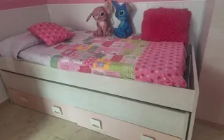 Dormitorio infantil con cama con cajones y armario