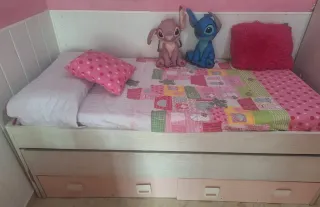 Dormitorio infantil con cama con cajones y armario