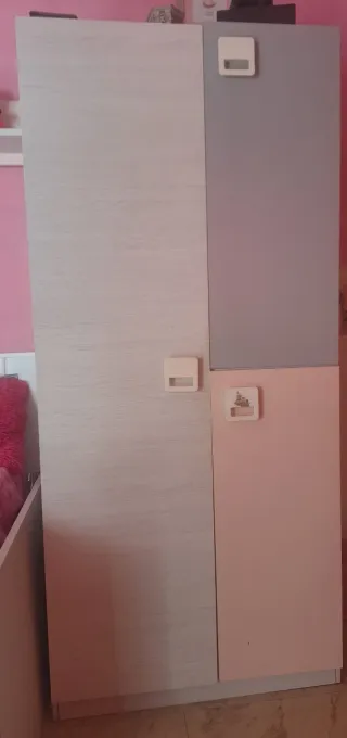 Dormitorio infantil con cama con cajones y armario