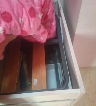 Dormitorio infantil con cama con cajones y armario