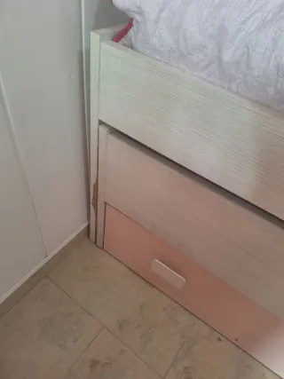 Dormitorio infantil con cama con cajones y armario