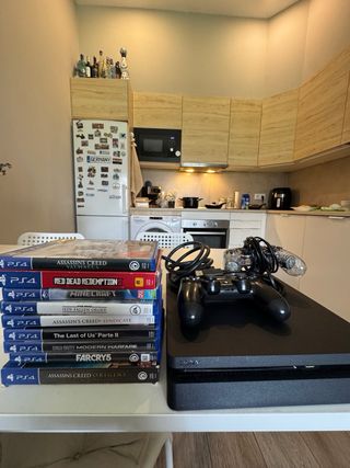 PS4 500GB Negra + 2 Controles + 9 Juegos
