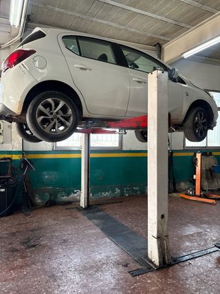 Elevador de dos columnas para taller