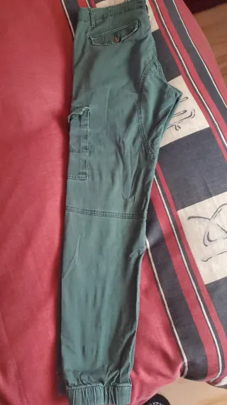 Pantalón estilo militar