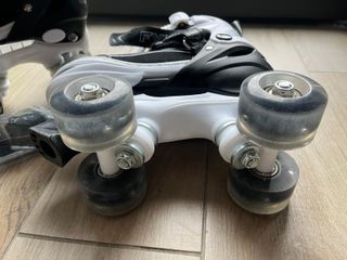 Patines infantiles negros y blancos