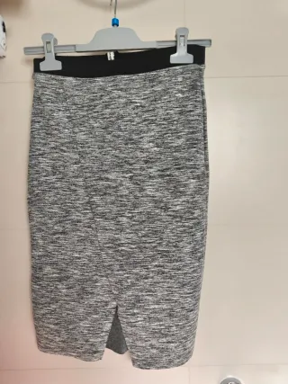 Falda ajustada gris y negra. Midi.