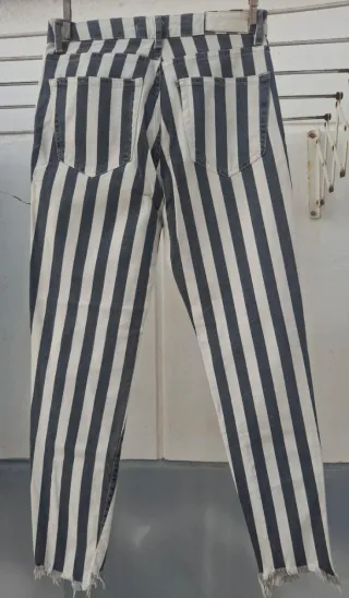 Pantalón Talla M Rayas. Medidas en descripción