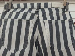 Pantalón Talla M Rayas. Medidas en descripción