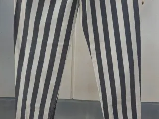 Pantalón Talla M Rayas. Medidas en descripción