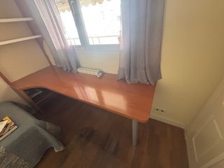 Escritorio y estanterías de diseño