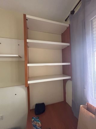 Escritorio y estanterías de diseño