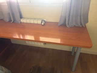 Escritorio y estanterías de diseño