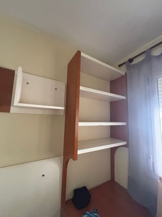 Escritorio y estanterías de diseño