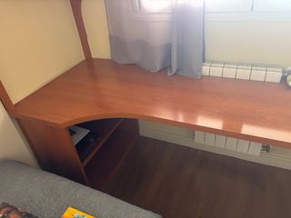 Escritorio y estanterías de diseño